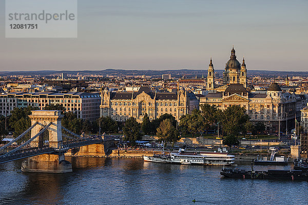 Ungarn  Budapest  Stadtbild mit Donau bei Sonnenuntergang