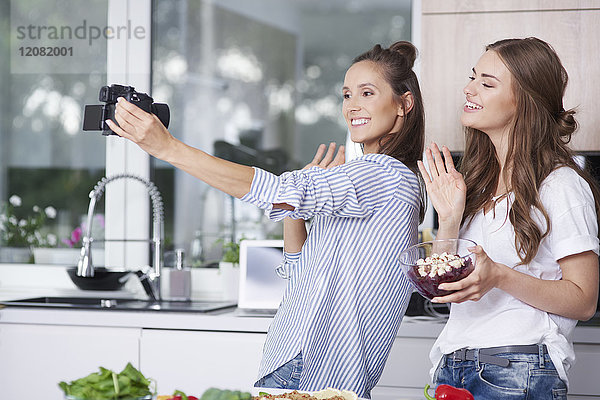 Food-Blogger begrüßen ihre Zuschauer in der Küche