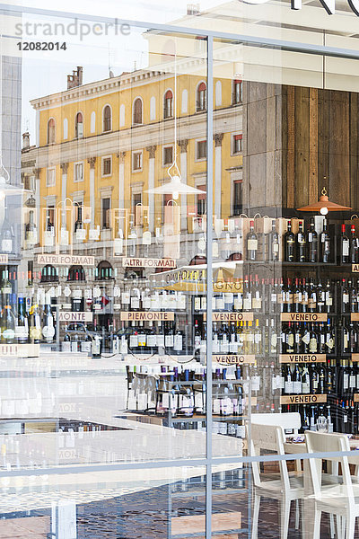 Italien  Lombardei  Brescia  Spiegelfassaden im Schaufenster der Weinhandlung