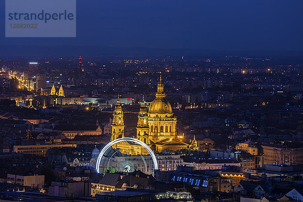 Ungarn  Budapest  Stadt bei Nacht  Pester Stadtbild mit erleuchteter Stephanskirche und Riesenrad