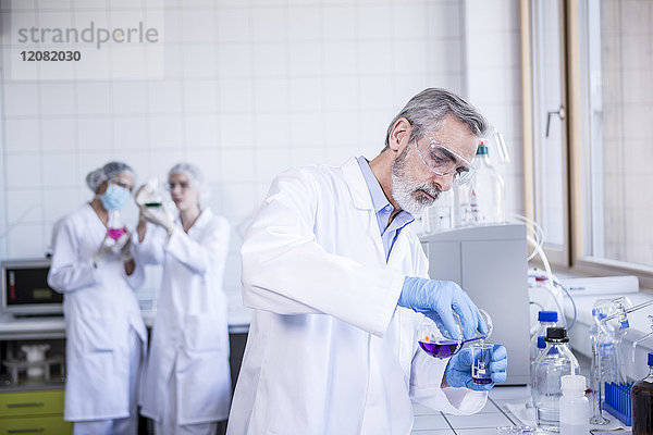 Wissenschaftler bei der Arbeit mit Flüssigkeit im Labor