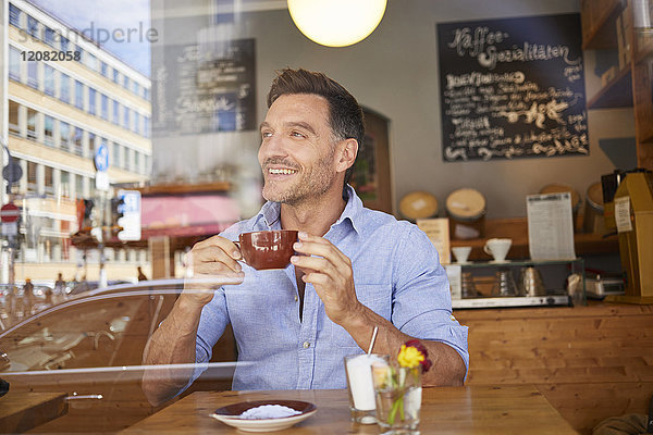 Porträt eines Mannes mit einer Tasse Kaffee im Coffee Shop