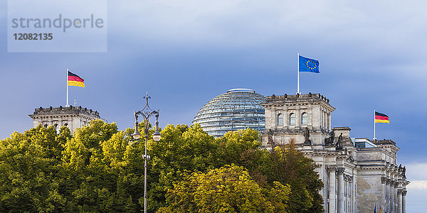 Deutschland  Berlin  Berlin-Tiergarten  Reichstagsgebäude mit Fahnen