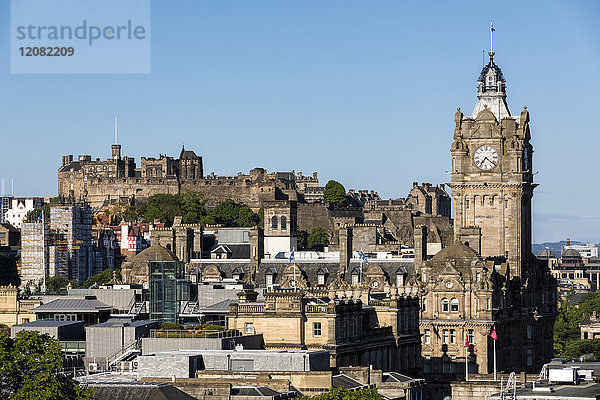 Großbritannien  Schottland  Edinburgh  Blick vom Calton Hill  Altstadt mit Edinburgh Castle und Balmoral Hotel