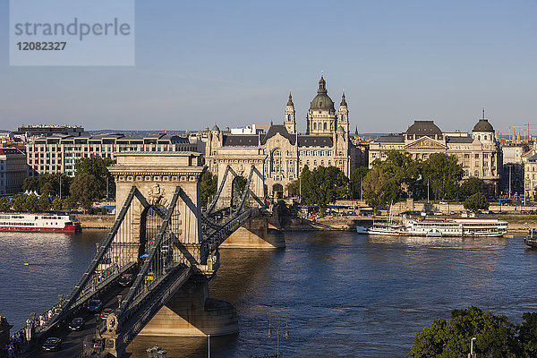 Ungarn  Budapest  Stadtbild mit der Kettenbrücke an der Donau