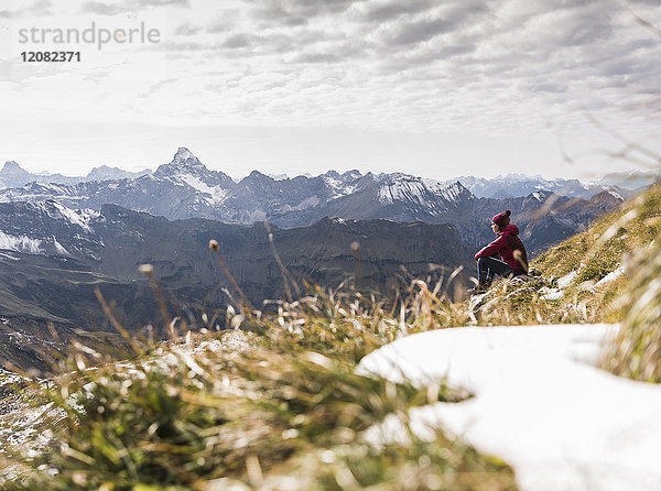 Deutschland  Bayern  Oberstdorf  Wanderer sitzend in alpiner Landschaft