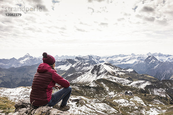 Deutschland  Bayern  Oberstdorf  Wanderer sitzend in alpiner Landschaft