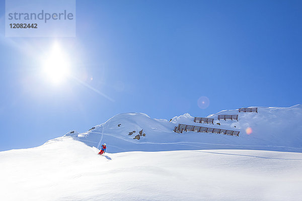 Österreich  Bludenz  Skifahrer im Pulverschnee