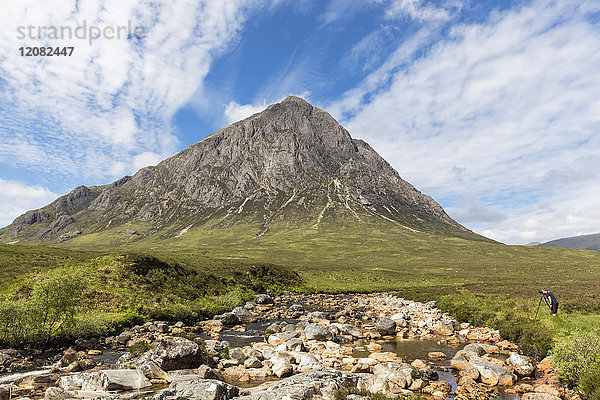 Großbritannien  Schottland  Schottische Highlands  Glen Etive  Bergmassiv Buachaille Etive Mor  River Coupall  männliche Touristenfotografen Mountain Stob Dearg