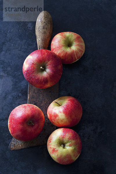 Elstar-Äpfel auf einem Hackbeil