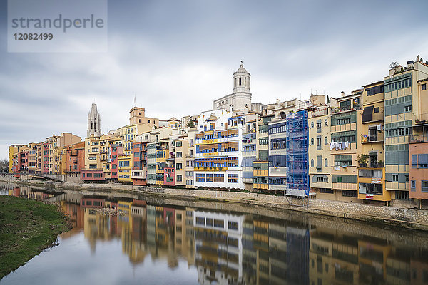 Spanien  Girona  bunte Häuser in der Altstadt