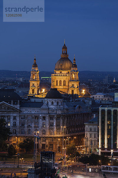 Ungarn  Budapest  Stadtbild mit erleuchteter Stephanskirche bei Nacht