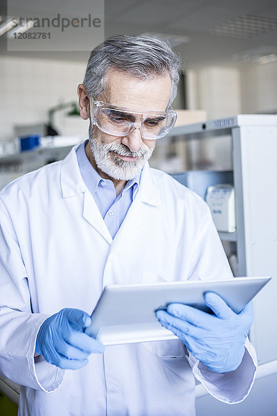 Wissenschaftler im Labor mit Tablette
