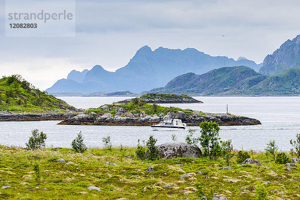 Norwegen  Nordland  Vestvagoey  Lofoten  Motorboot