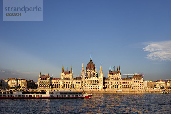 Ungarn  Budapest  Ungarisches Parlamentsgebäude bei Sonnenuntergang an der Donau