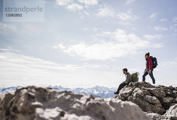 Deutschland  Bayern  Oberstdorf  zwei Wanderer auf Fels in alpiner Landschaft