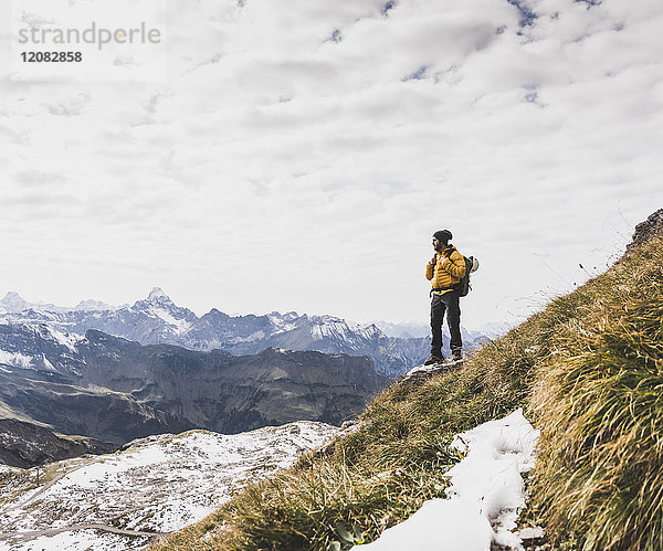 Deutschland  Bayern  Oberstdorf  Wanderer in alpiner Landschaft