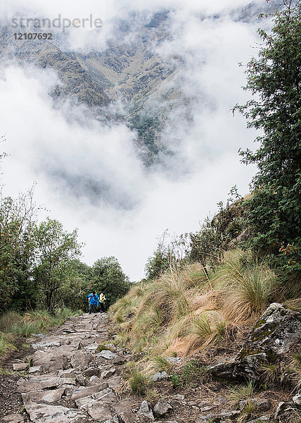 Zwei Menschen wandern auf dem Inkapfad  Huanuco  Peru  Südamerika