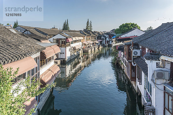 Wasserstraße mit traditionellen Restaurants am Wasser  Shanghai  China