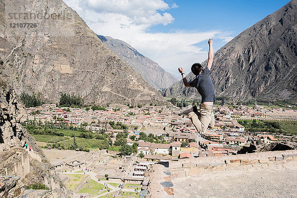 Mann springt auf die Spitze der Ollantaytambo-Ruinen  Cusco  Peru  Südamerika