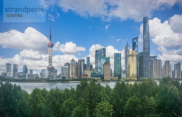 Stadtbild mit orientalischem Perlenturm in der Skyline und Huangpu-Fluss  Shanghai  China