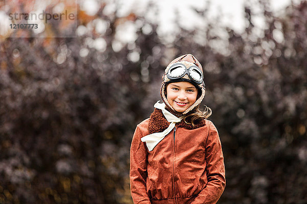 Porträt eines Mädchens in Pilotenkostüm zu Halloween im Park