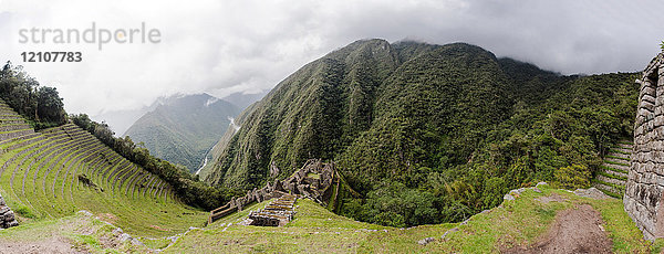 Panoramabild von Ruinen auf dem Inkapfad  Machu Picchu  Cusco  Peru  Südamerika