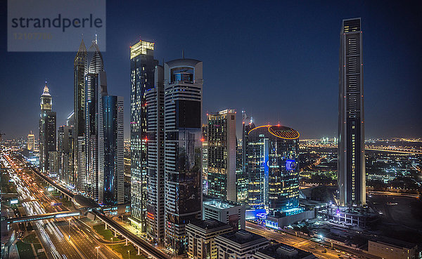 Stadtbild und Wolkenkratzer-Skyline bei Nacht  Dubai  Vereinigte Arabische Emirate