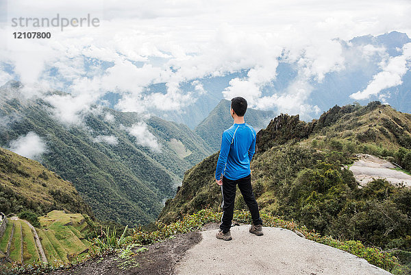 Mann mit Aussicht  auf dem Weg nach Machu Picchu über den Inkapfad  Huanuco  Peru  Südamerika