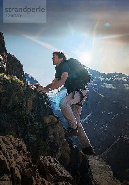 Erwachsener männlicher Bergsteiger beim Klettern am Jegihorn  Wallis  Schweiz