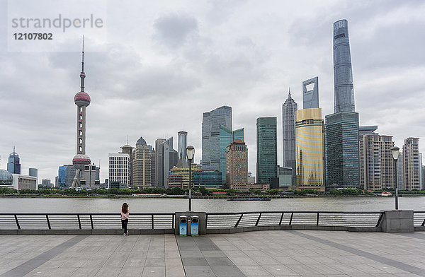 Stadtbild mit orientalischem Perlenturm in der Skyline und Huangpu-Fluss  Shanghai  China