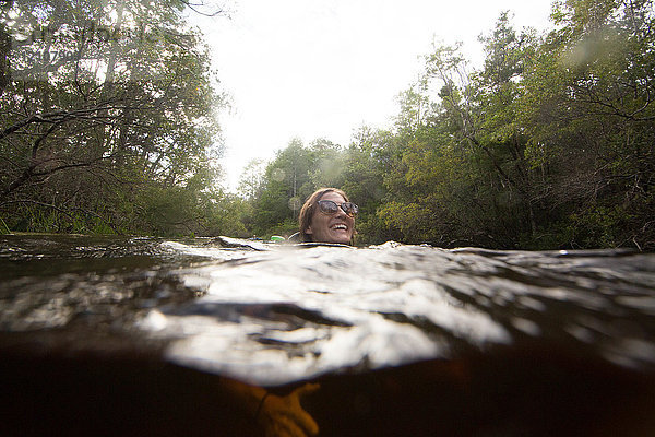 Im Wasser schwimmende Frau  Destin  Florida