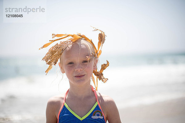 Mädchen mit Seegras-Haarschmuck am Strand  Destin  Florida