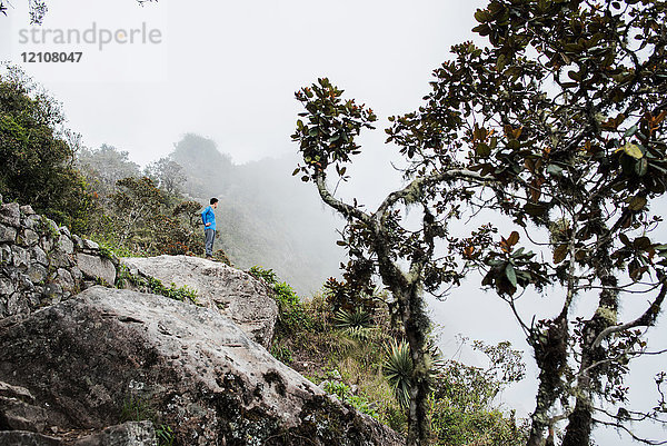 Mann wandert auf den Berg Machu Picchu in Machu Picchu  Peru