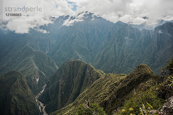 Erhöhter Blick auf bewölkte Berge  Machu Picchu  Cusco  Peru  Südamerika