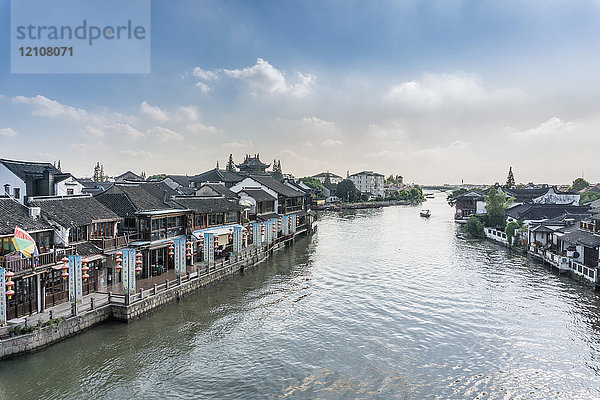 Wasserstraße mit traditionellen Gebäuden und Restaurants am Wasser  Shanghai  China
