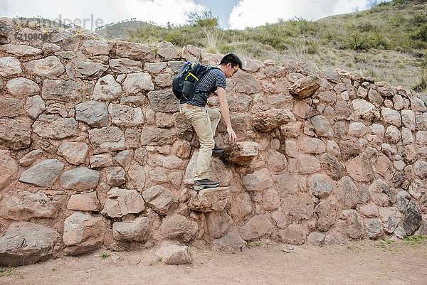 Mann erkundet die Moray-Ruinen in Maras  Cusco  Peru  Südamerika