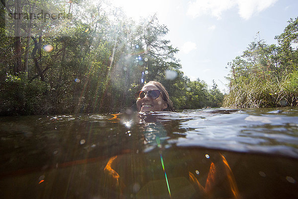 Im Wasser schwimmende Frau  Destin  Florida