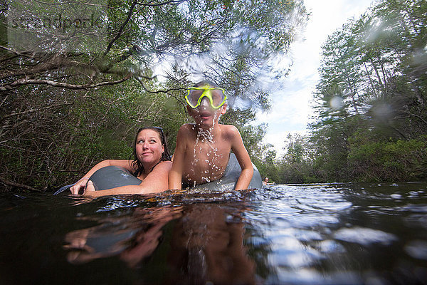 Mutter und Sohn schwimmen im Wasser  Destin  Florida