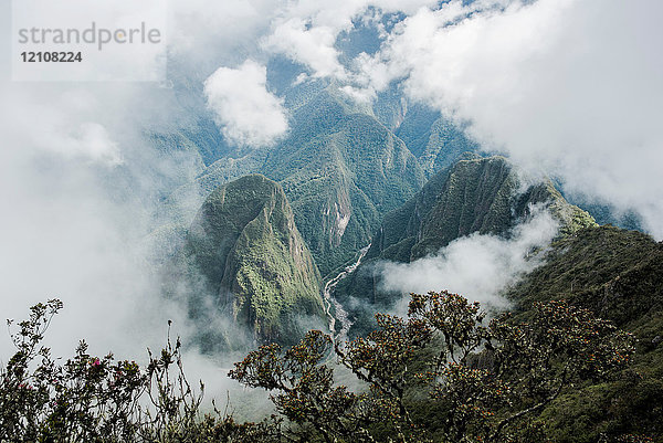 Erhöhter Blick auf bewölkte Berge  Machu Picchu  Cusco  Peru  Südamerika