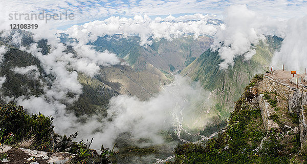 Erhöhter Blick auf bewölkte Berge  Machu Picchu  Cusco  Peru  Südamerika