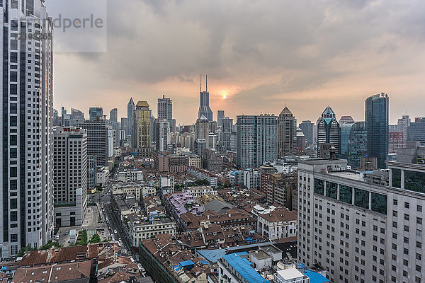 Erhöhtes Stadtbild mit Wolkenkratzer-Skyline  Shanghai  China