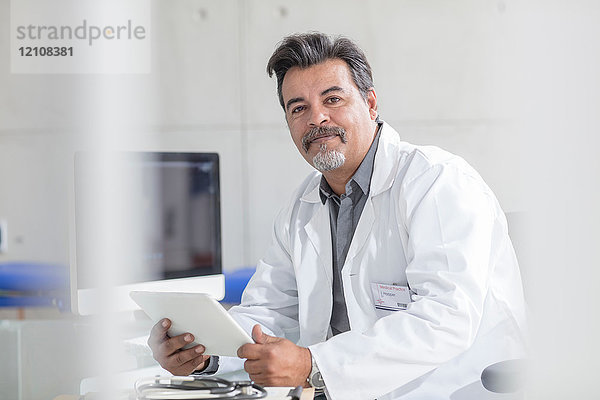Porträt eines männlichen Arztes mit digitalem Tablett