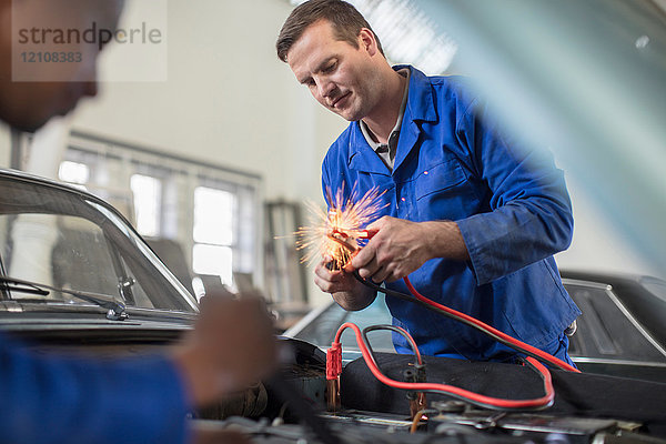 Automechaniker testen Automotor in Reparaturwerkstatt