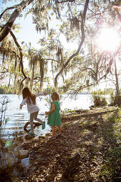 Mädchen spielen am See  Orlando  Florida  Vereinigte Staaten  Nordamerika