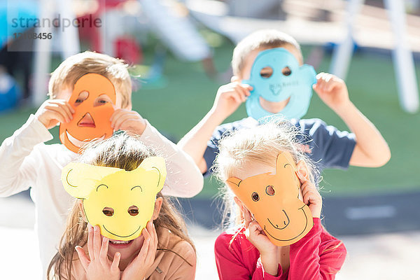 Porträt  wenn vier Kinder Papiermasken tragen