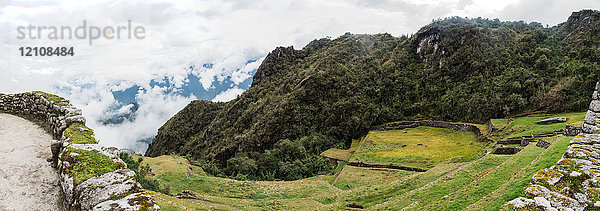 Panoramabild von Ruinen auf dem Inkapfad  Machu Picchu  Cusco  Peru  Südamerika