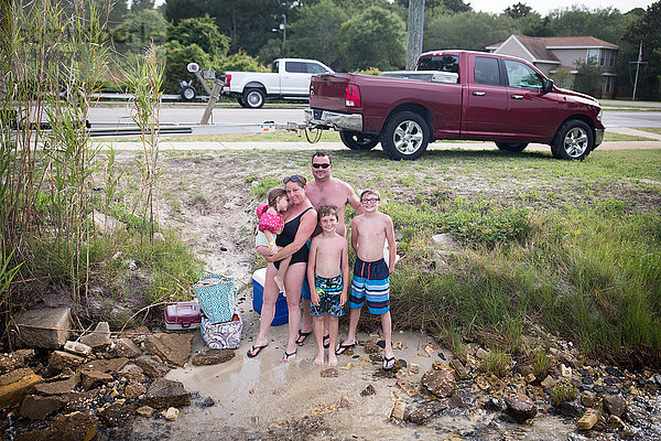 Familie auf Sandbank am Wasser  Destin  Florida