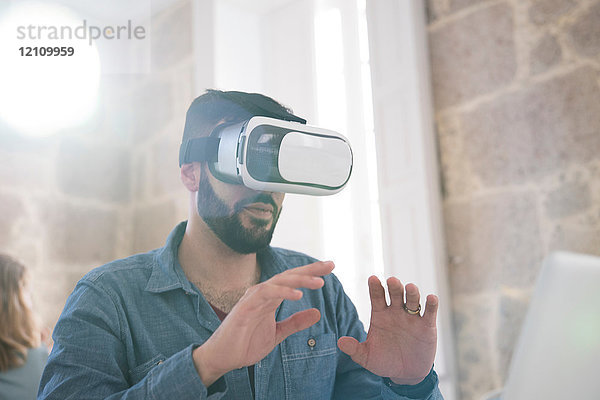 Geschäftsmann mit Virtual-Reality-Headset im Büro