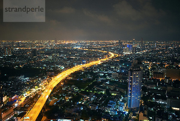 Stadtbild und Autobahn bei Nacht  Bangkok  Thailand